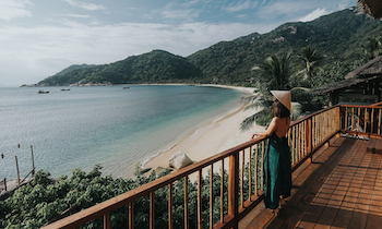 Which province has the largest amount of beautiful bays in Vietnam?